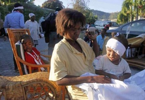 Haiti'de İnsanlar su ve gıda için savaşıyor. Cesetler ise kepçeyle toplanıyor 