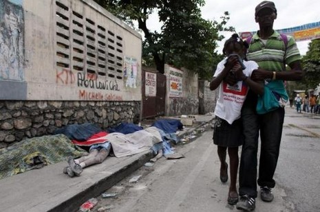Haiti'de İnsanlar su ve gıda için savaşıyor. Cesetler ise kepçeyle toplanıyor 