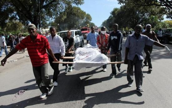 Haiti'de İnsanlar su ve gıda için savaşıyor. Cesetler ise kepçeyle toplanıyor 