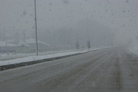 Yüksekovada Sabah saatlerinde etkili olmaya başlayan kar yağışı hayatı durma noktasına getirdi.