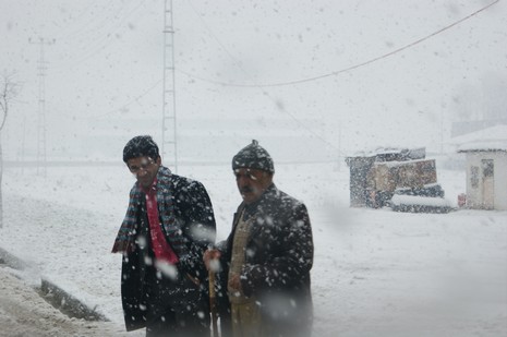 Yüksekovada Sabah saatlerinde etkili olmaya başlayan kar yağışı hayatı durma noktasına getirdi.