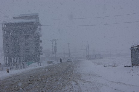 Yüksekovada Sabah saatlerinde etkili olmaya başlayan kar yağışı hayatı durma noktasına getirdi.