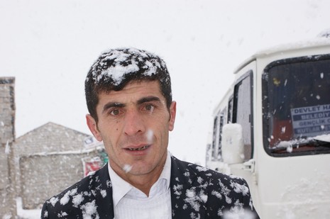 Yüksekovada Sabah saatlerinde etkili olmaya başlayan kar yağışı hayatı durma noktasına getirdi.