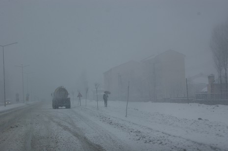 Yüksekovada Sabah saatlerinde etkili olmaya başlayan kar yağışı hayatı durma noktasına getirdi.