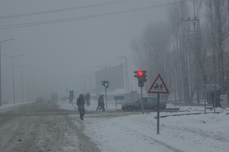 Yüksekovada Sabah saatlerinde etkili olmaya başlayan kar yağışı hayatı durma noktasına getirdi.