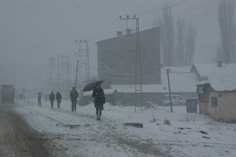 Yüksekovada Sabah saatlerinde etkili olmaya başlayan kar yağışı hayatı durma noktasına getirdi.