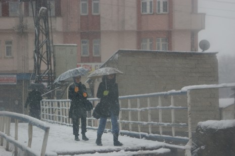 Yüksekovada Sabah saatlerinde etkili olmaya başlayan kar yağışı hayatı durma noktasına getirdi.