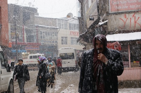 Yüksekovada Sabah saatlerinde etkili olmaya başlayan kar yağışı hayatı durma noktasına getirdi.