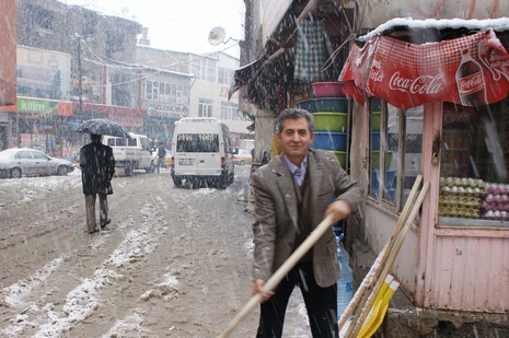 Yüksekovada Sabah saatlerinde etkili olmaya başlayan kar yağışı hayatı durma noktasına getirdi.