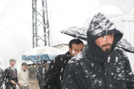 Yüksekovada Sabah saatlerinde etkili olmaya başlayan kar yağışı hayatı durma noktasına getirdi.