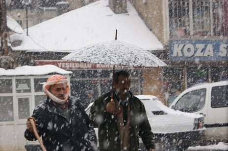 Yüksekovada Sabah saatlerinde etkili olmaya başlayan kar yağışı hayatı durma noktasına getirdi.