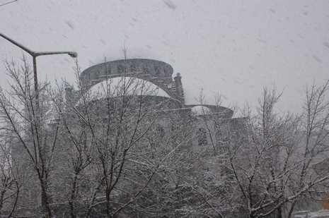 Yüksekovada Sabah saatlerinde etkili olmaya başlayan kar yağışı hayatı durma noktasına getirdi.