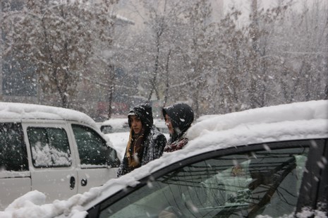 Yüksekovada Sabah saatlerinde etkili olmaya başlayan kar yağışı hayatı durma noktasına getirdi.