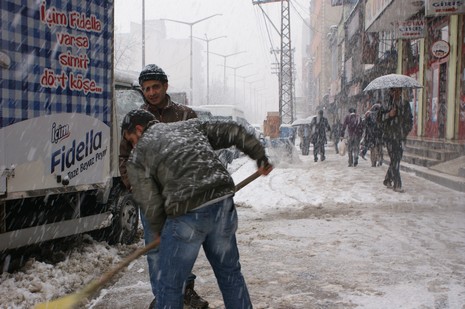 Yüksekovada Sabah saatlerinde etkili olmaya başlayan kar yağışı hayatı durma noktasına getirdi.