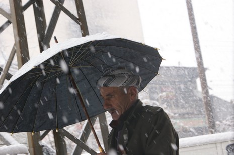 Yüksekovada Sabah saatlerinde etkili olmaya başlayan kar yağışı hayatı durma noktasına getirdi.