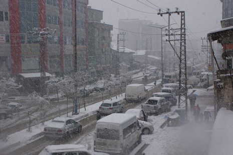 Yüksekovada Sabah saatlerinde etkili olmaya başlayan kar yağışı hayatı durma noktasına getirdi.