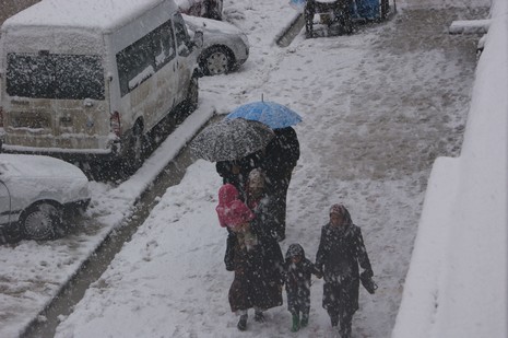 Yüksekovada Sabah saatlerinde etkili olmaya başlayan kar yağışı hayatı durma noktasına getirdi.