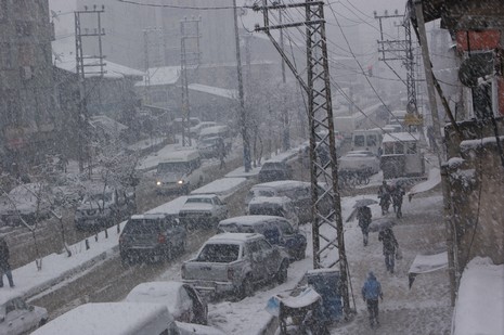Yüksekovada Sabah saatlerinde etkili olmaya başlayan kar yağışı hayatı durma noktasına getirdi.
