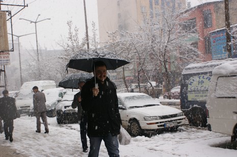 Yüksekovada Sabah saatlerinde etkili olmaya başlayan kar yağışı hayatı durma noktasına getirdi.