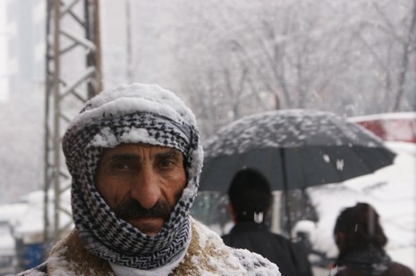 Yüksekovada Sabah saatlerinde etkili olmaya başlayan kar yağışı hayatı durma noktasına getirdi.