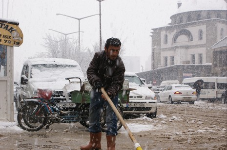 Yüksekovada Sabah saatlerinde etkili olmaya başlayan kar yağışı hayatı durma noktasına getirdi.