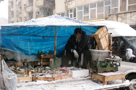 Yüksekovada Sabah saatlerinde etkili olmaya başlayan kar yağışı hayatı durma noktasına getirdi.