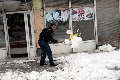 Yüksekovada dün Sabah saatlerinde etkili olmaya başlayan kar yağışı hayatı durma noktasına getirdi.