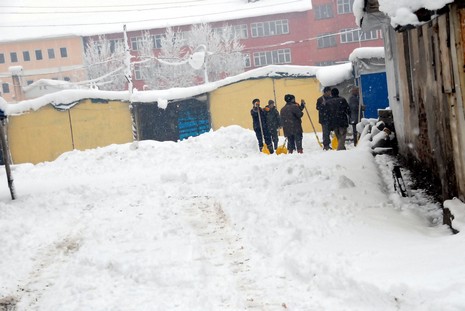 Yüksekovada dün Sabah saatlerinde etkili olmaya başlayan kar yağışı hayatı durma noktasına getirdi.
