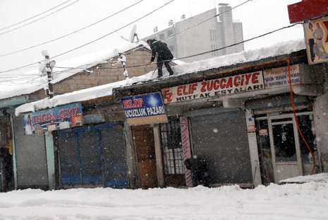 Yüksekovada dün Sabah saatlerinde etkili olmaya başlayan kar yağışı hayatı durma noktasına getirdi.
