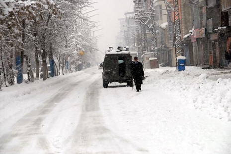 Yüksekovada dün Sabah saatlerinde etkili olmaya başlayan kar yağışı hayatı durma noktasına getirdi.