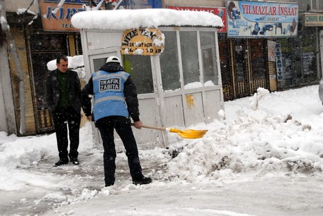 Yüksekovada dün Sabah saatlerinde etkili olmaya başlayan kar yağışı hayatı durma noktasına getirdi.