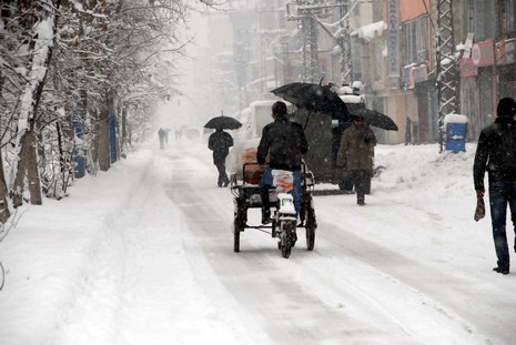 Yüksekovada dün Sabah saatlerinde etkili olmaya başlayan kar yağışı hayatı durma noktasına getirdi.