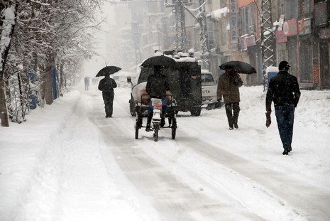 Yüksekovada dün Sabah saatlerinde etkili olmaya başlayan kar yağışı hayatı durma noktasına getirdi.