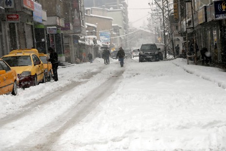 Yüksekovada dün Sabah saatlerinde etkili olmaya başlayan kar yağışı hayatı durma noktasına getirdi.