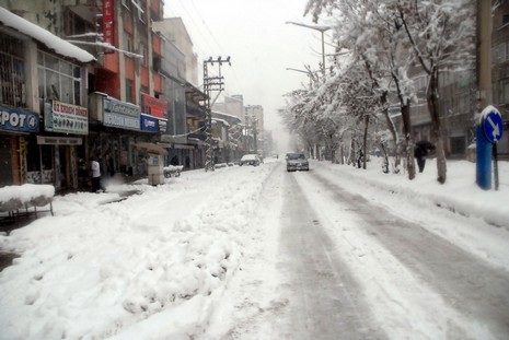Yüksekovada dün Sabah saatlerinde etkili olmaya başlayan kar yağışı hayatı durma noktasına getirdi.