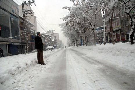 Yüksekovada dün Sabah saatlerinde etkili olmaya başlayan kar yağışı hayatı durma noktasına getirdi.