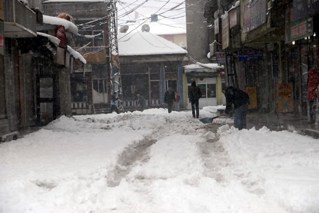 Yüksekovada dün Sabah saatlerinde etkili olmaya başlayan kar yağışı hayatı durma noktasına getirdi.