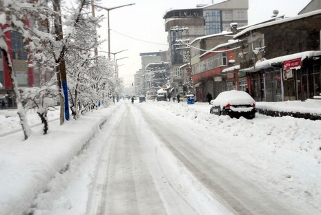 Yüksekovada dün Sabah saatlerinde etkili olmaya başlayan kar yağışı hayatı durma noktasına getirdi.