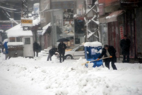 Yüksekovada dün Sabah saatlerinde etkili olmaya başlayan kar yağışı hayatı durma noktasına getirdi.
