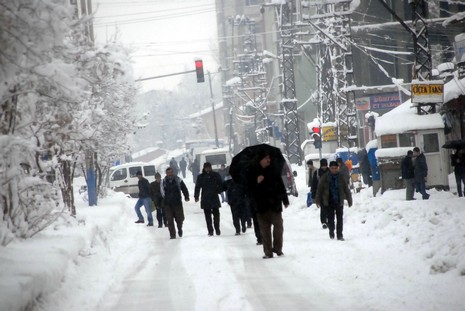 Yüksekovada dün Sabah saatlerinde etkili olmaya başlayan kar yağışı hayatı durma noktasına getirdi.