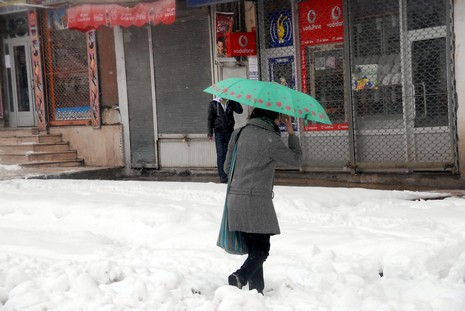 Yüksekovada dün Sabah saatlerinde etkili olmaya başlayan kar yağışı hayatı durma noktasına getirdi.