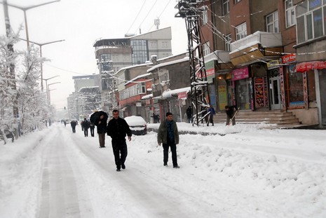 Yüksekovada dün Sabah saatlerinde etkili olmaya başlayan kar yağışı hayatı durma noktasına getirdi.