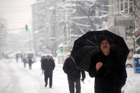 Yüksekovada dün Sabah saatlerinde etkili olmaya başlayan kar yağışı hayatı durma noktasına getirdi.