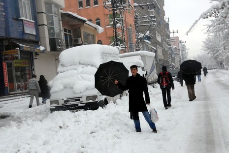 Yüksekovada dün Sabah saatlerinde etkili olmaya başlayan kar yağışı hayatı durma noktasına getirdi.