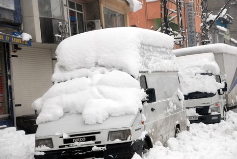 Yüksekovada dün Sabah saatlerinde etkili olmaya başlayan kar yağışı hayatı durma noktasına getirdi.