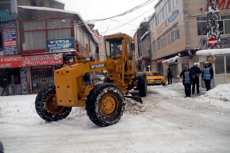 Yüksekovada dün Sabah saatlerinde etkili olmaya başlayan kar yağışı hayatı durma noktasına getirdi.