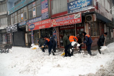 Yüksekovada dün Sabah saatlerinde etkili olmaya başlayan kar yağışı hayatı durma noktasına getirdi.
