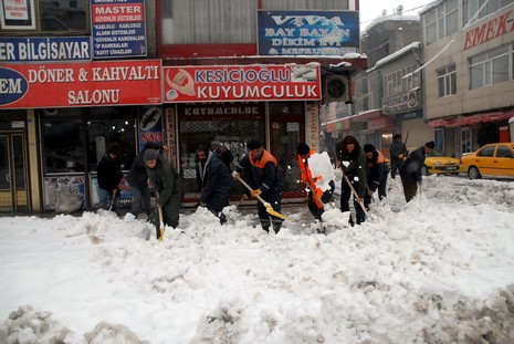 Yüksekovada dün Sabah saatlerinde etkili olmaya başlayan kar yağışı hayatı durma noktasına getirdi.