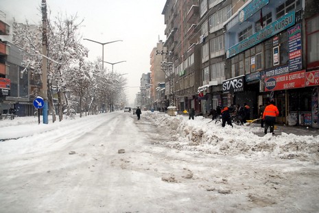 Yüksekovada dün Sabah saatlerinde etkili olmaya başlayan kar yağışı hayatı durma noktasına getirdi.