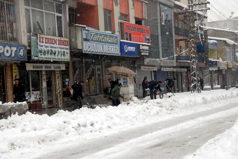 Yüksekovada dün Sabah saatlerinde etkili olmaya başlayan kar yağışı hayatı durma noktasına getirdi.